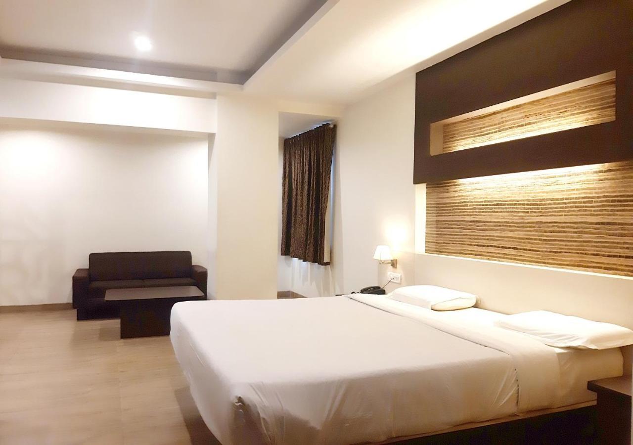 Hotel Adarsha Palace Belgaum Bagian luar foto