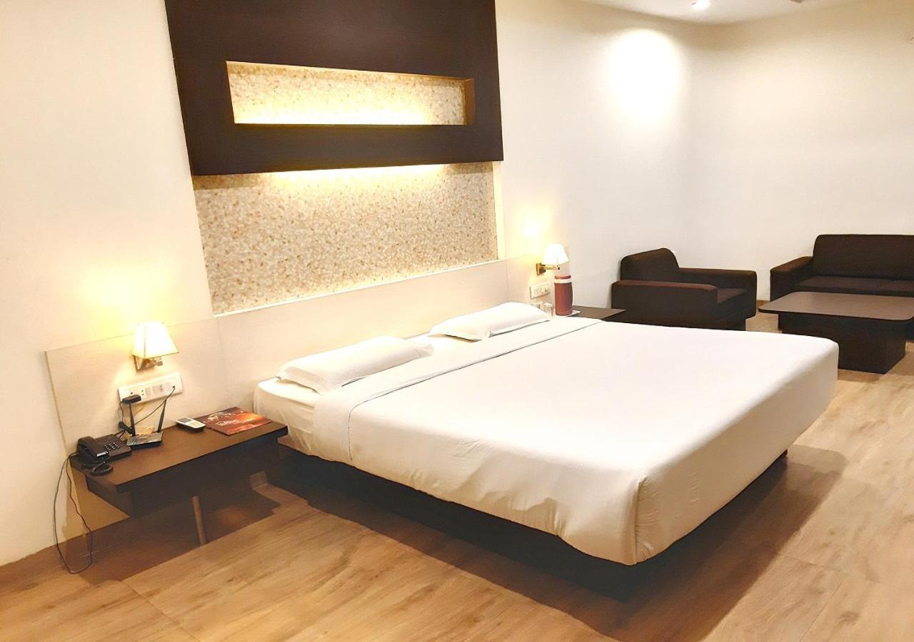Hotel Adarsha Palace Belgaum Bagian luar foto